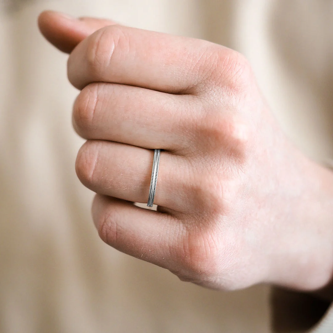 Kihlasormus Kohinoor, valkokulta 2 mm, timanttileikattu pinta - Image 3