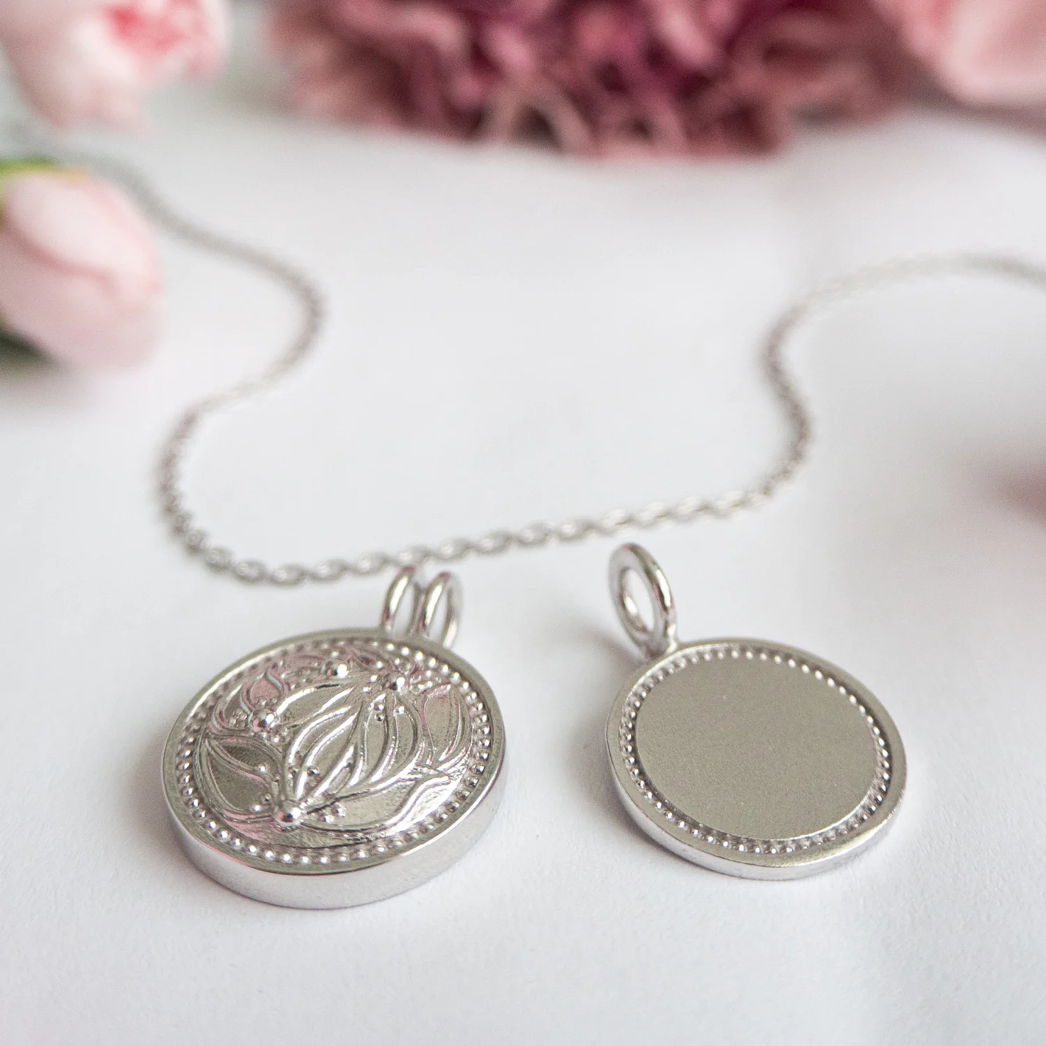 Lumoava Primavera riipus, pieni medaljonki - Image 2