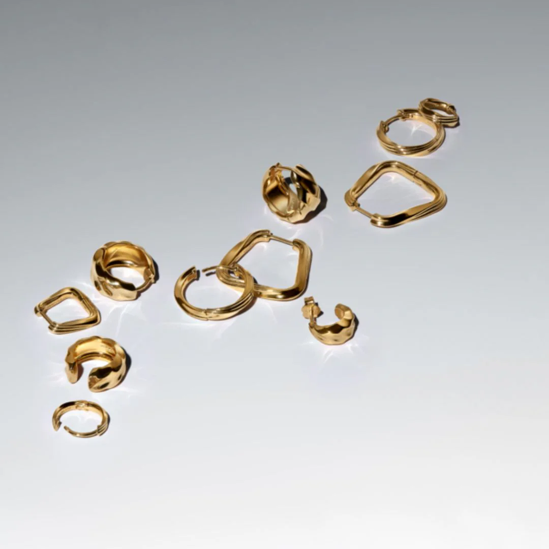 Pandora Essence Twisted Triangle pienet rengaskorvakorut, keltakullattu, 263875C00 - Image 2