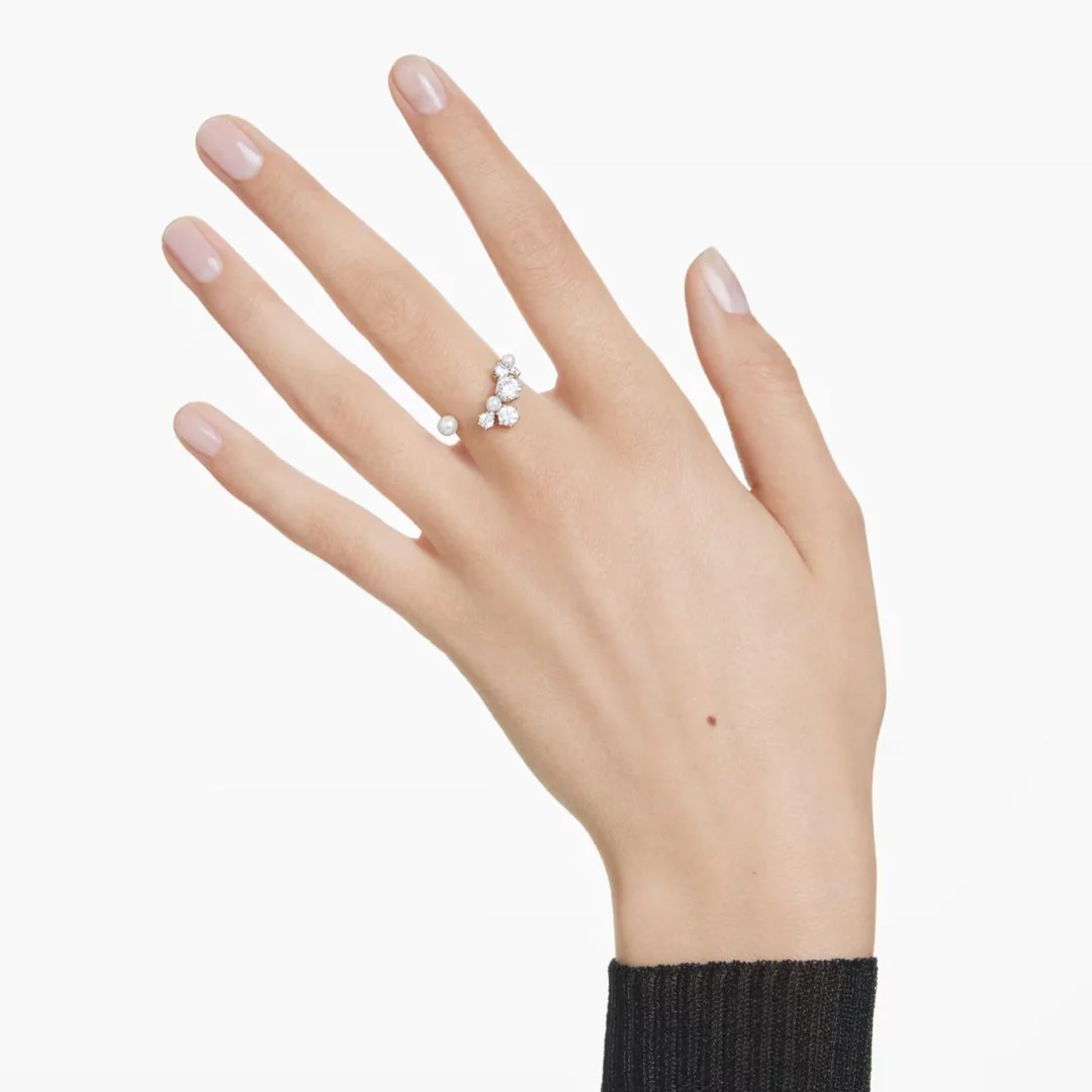 Swarovski Constella sormus, vaalea metalli kirkkailla kristalleilla ja valkoisilla helmillä - Image 2