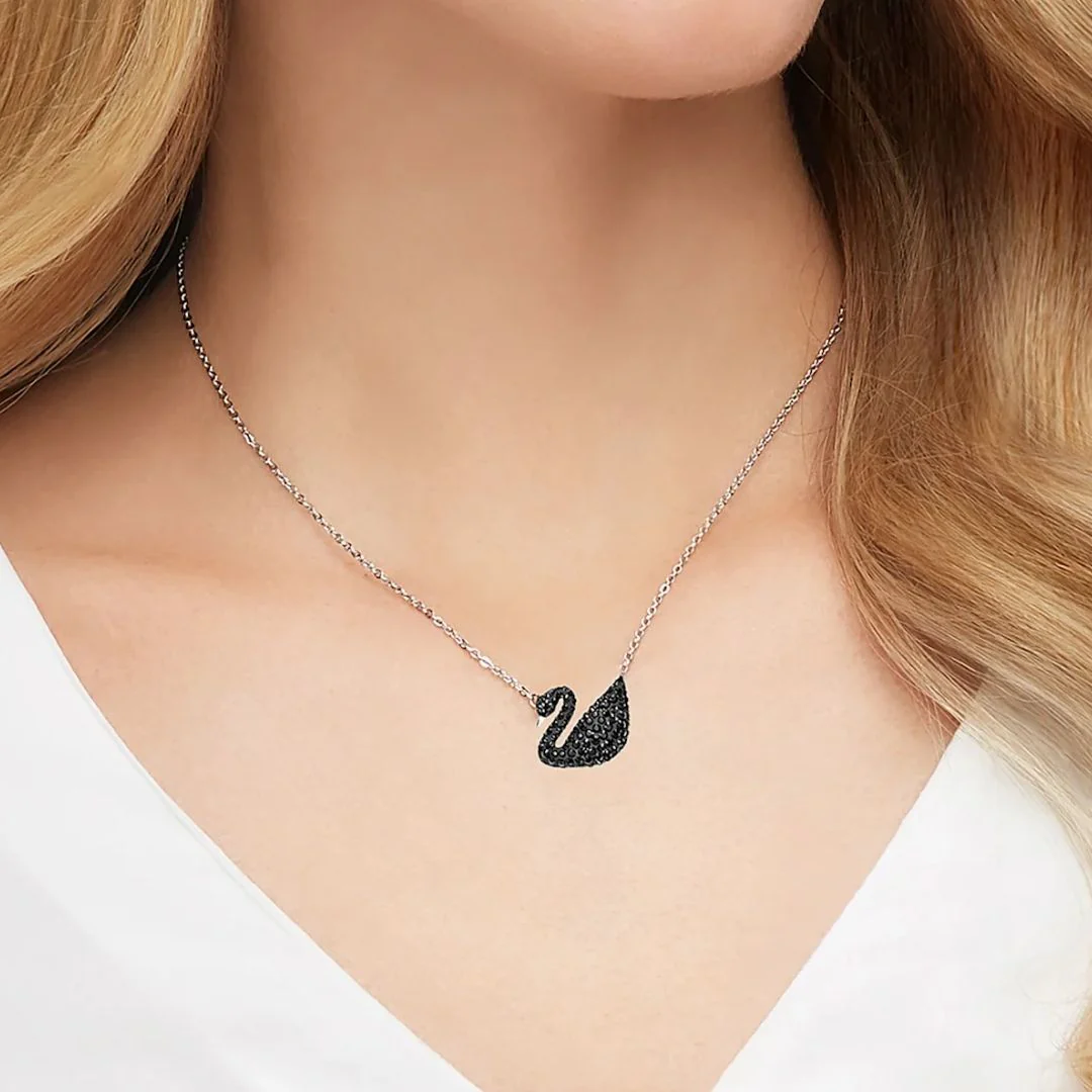 Swarovski Iconic Swan riipus mustilla kristalleilla - Image 2