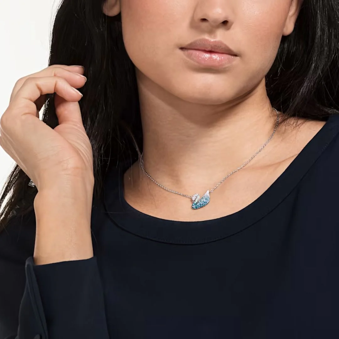 Swarovski Iconic Swan riipus, vaalea metalli ja siniset kristallit 5512095 - Image 2