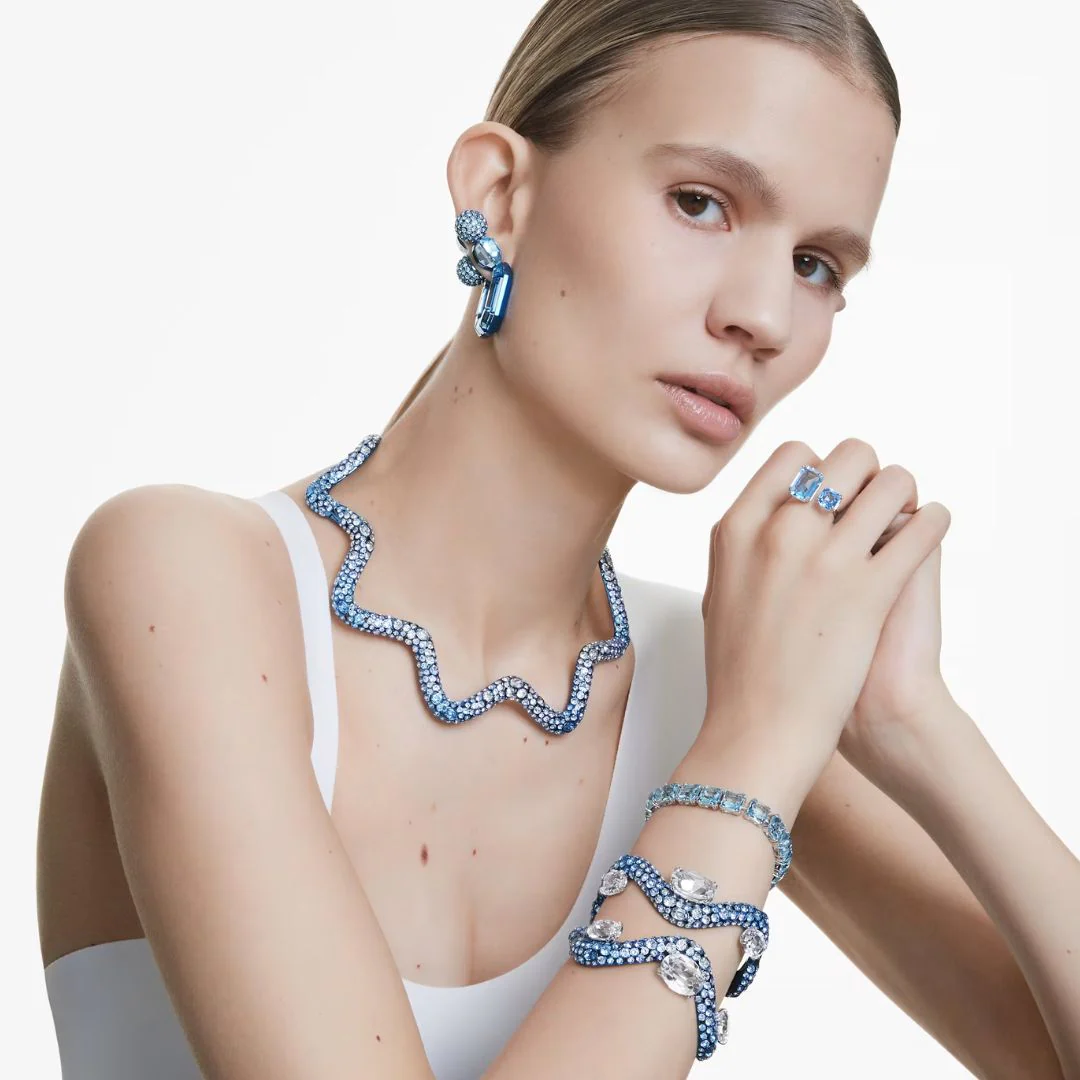 Swarovski Millenia sormus, vaalea metalli ja siniset kristallit - Image 4