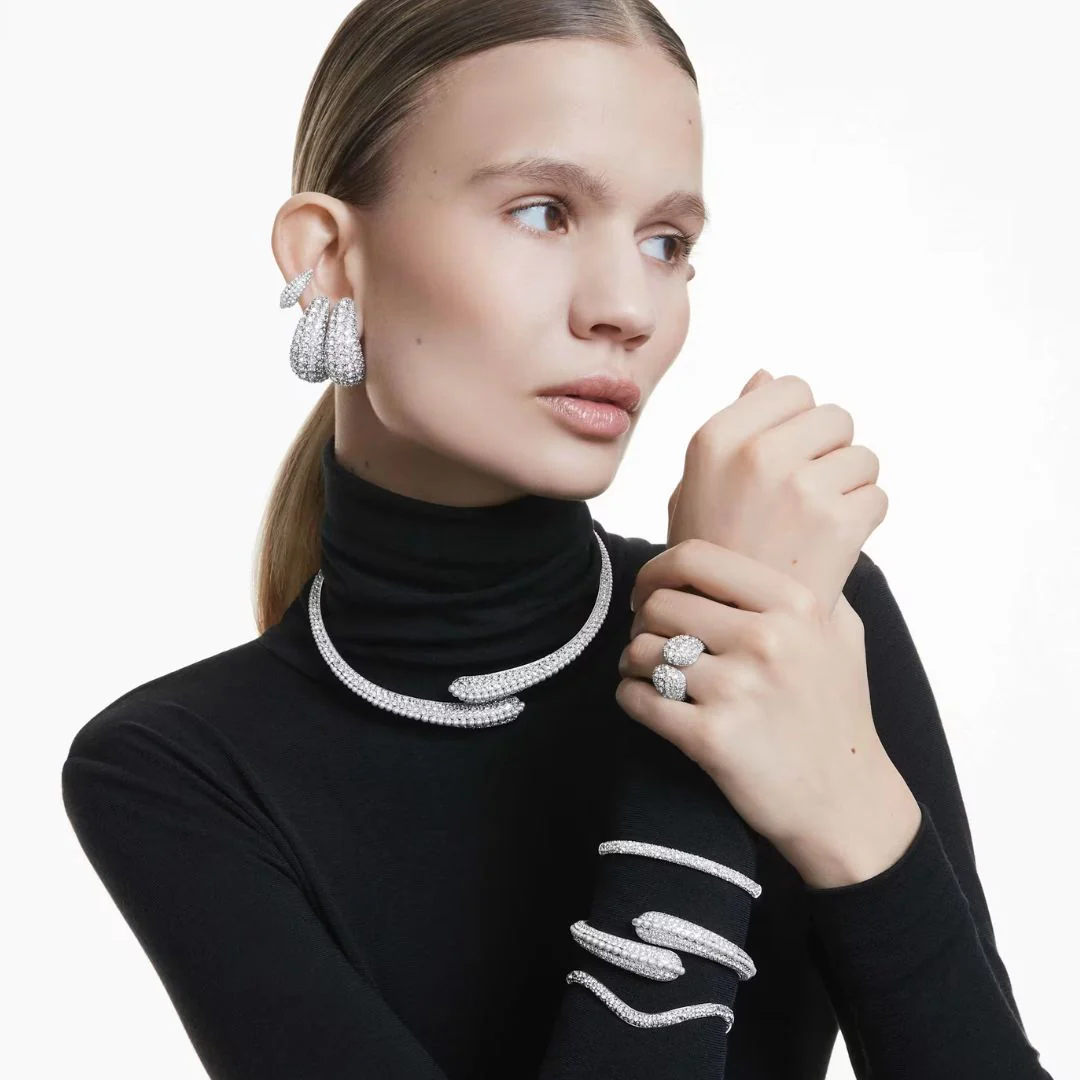 Swarovski Sublima korvakorut, vaalea metalli kirkkailla kristalleilla ja valkoisilla helmillä 5692107 - Image 5