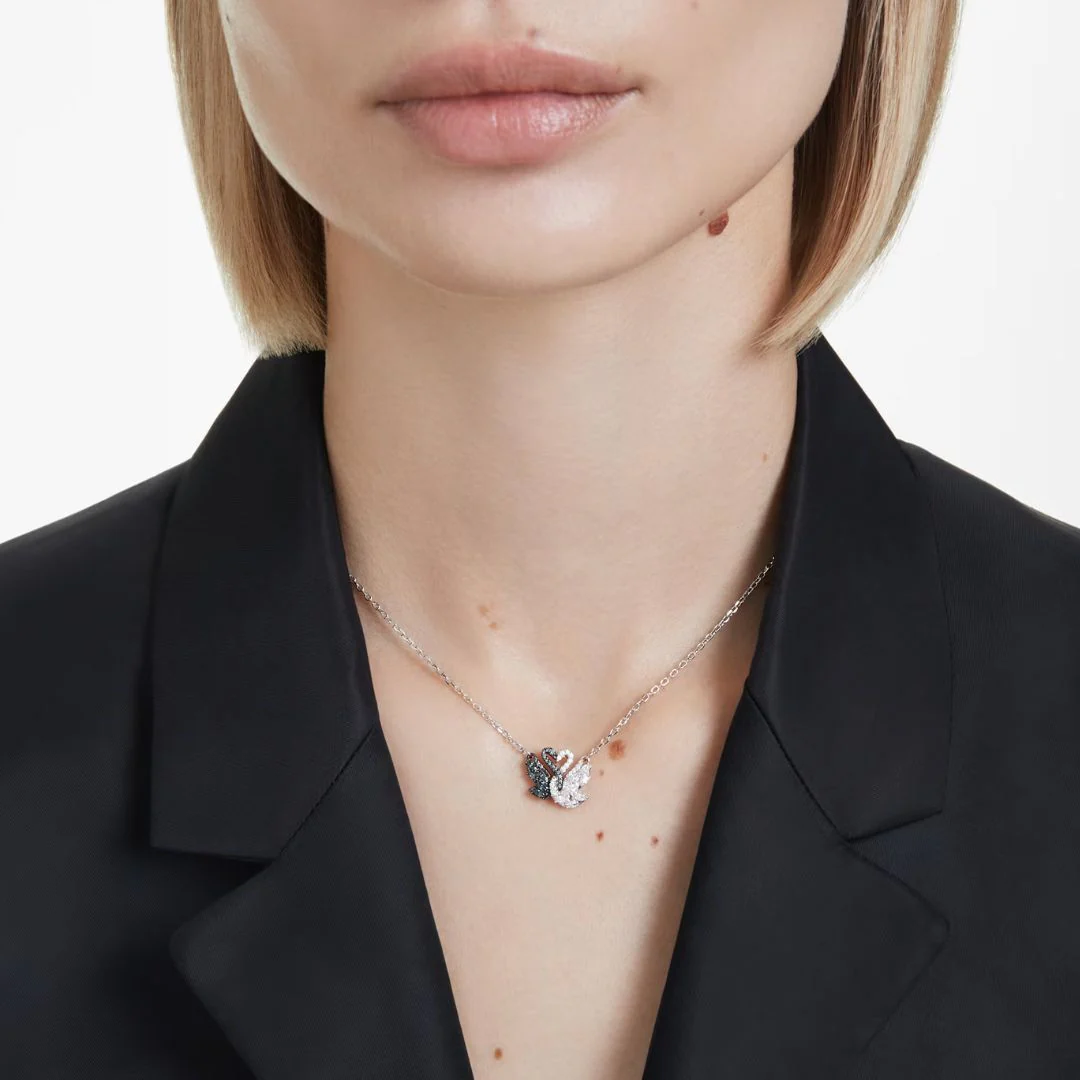 Swarovski Swan riipus, vaalea metalli ja mustat kristallit, 5705721 - Image 4