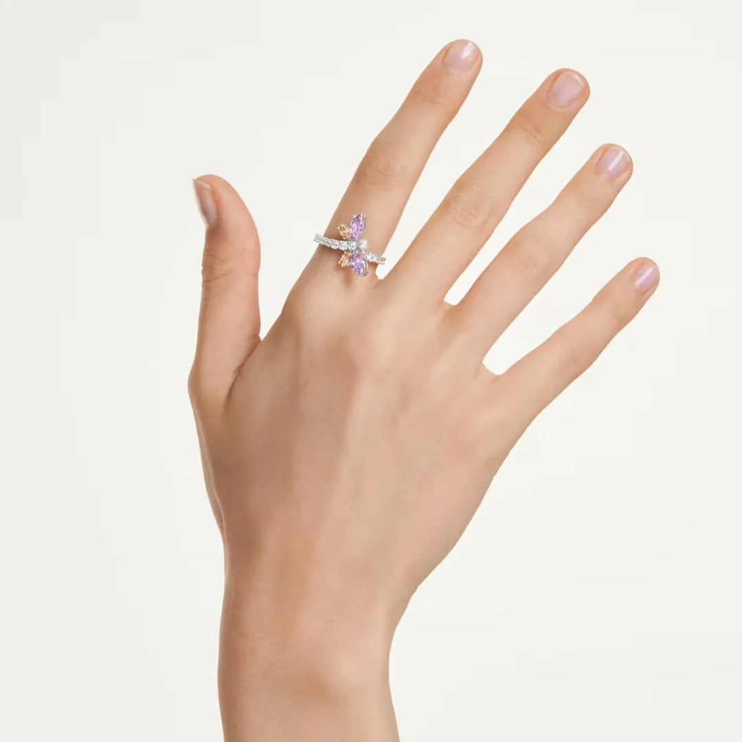 Swarovski x Ariana Grande Dragonfly sormus, moniväriset kristallit ja helmi, 5737368 - Image 3