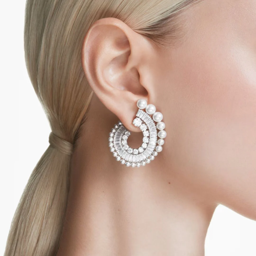 Swarovski x Ariana Grande korvakorut, vaalea metalli, kirkkaat kristallit ja valkoiset helmet, 5720869 - Image 4