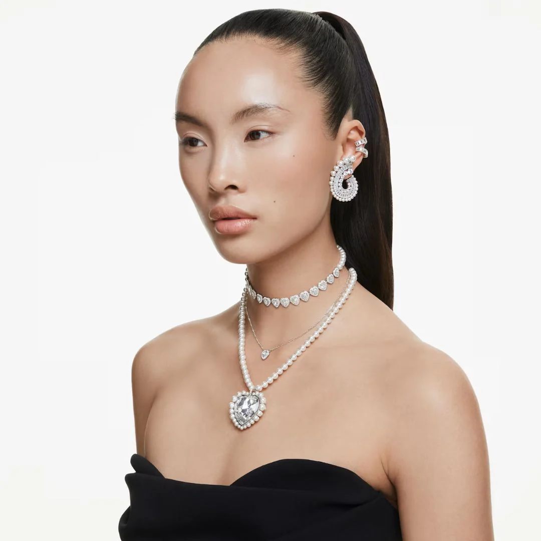 Swarovski x Ariana Grande korvakorut, vaalea metalli, kirkkaat kristallit ja valkoiset helmet, 5720869 - Image 5