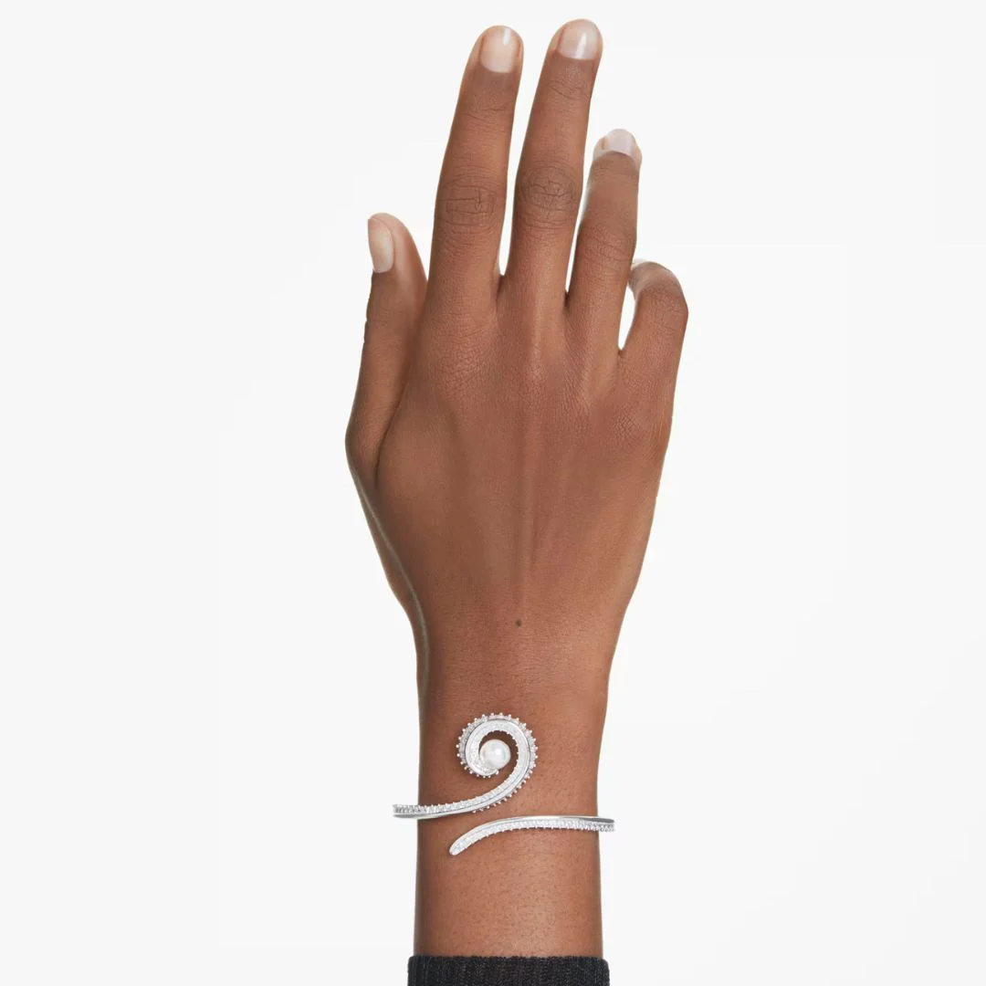 Swarovski x Ariana Grande rannekoru, vaalea metalli, kirkkaat kristallit ja valkoinen helmi - Image 4