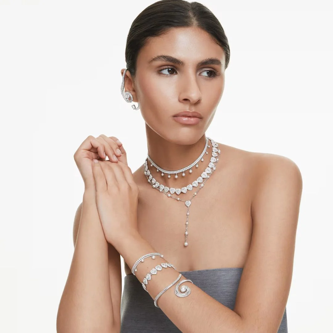 Swarovski x Ariana Grande rannekoru, vaalea metalli, kirkkaat kristallit ja valkoiset helmet 5720870 - Image 4